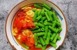 The method of making bean, tomato, and egg braised noodles