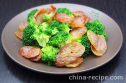 The recipe for stir frying broccoli with sausages