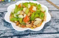 The method of stir frying celery with lily and goji berries