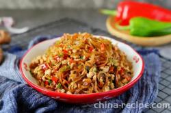 The method of stir frying vermicelli with minced meat