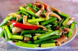 The method of stir frying fragrant pork ear with garlic sprouts