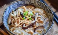 The method of making braised noodles with shredded chicken