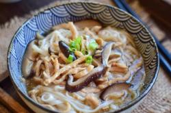 The method of making braised noodles with shredded chicken