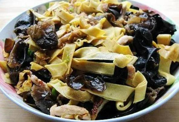 The method of stir frying shredded meat with dried tofu and black fungus