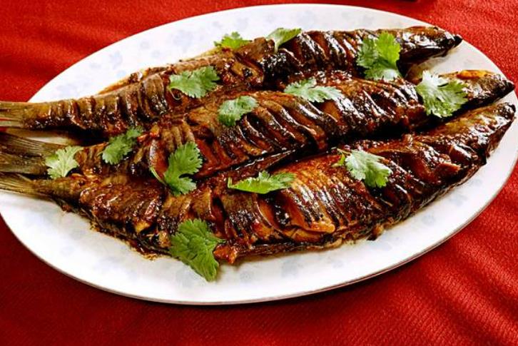 The recipe for braising green fish in soy sauce