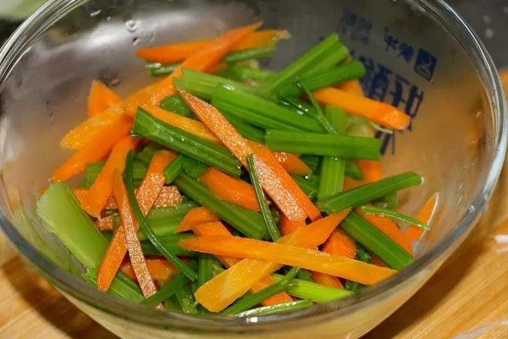 The recipe for stir frying celery with carrots