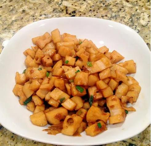 The recipe for sweet and sour diced lotus root