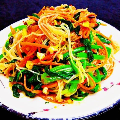 The method of mixing sauce flavored spinach with vermicelli