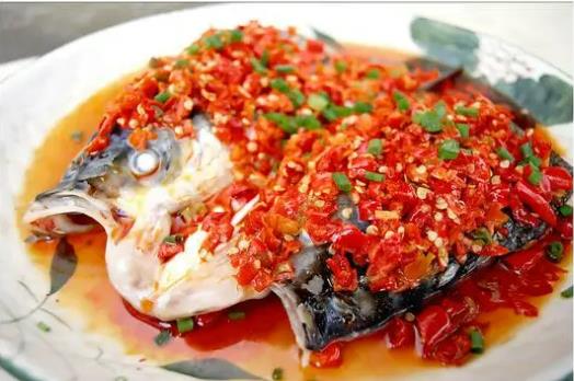 The recipe for braised minced chili fish head