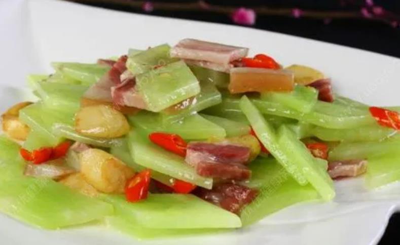 The method of stir frying preserved meat with lettuce