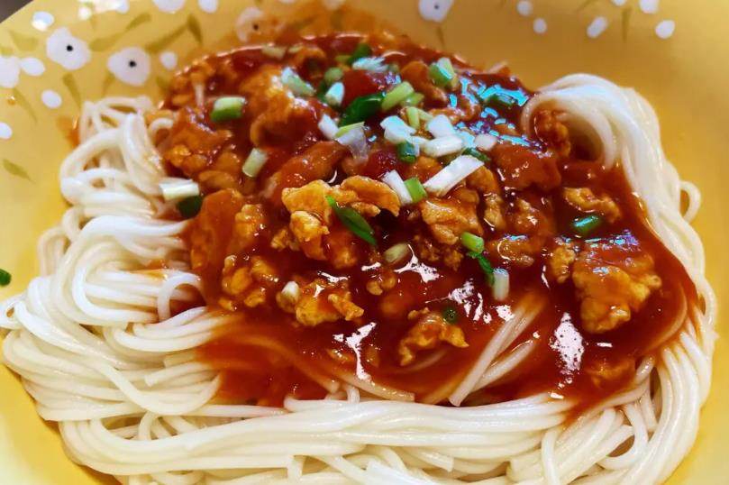 The method of making braised noodles with chive flavored tomatoes and eggs