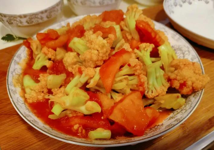 The recipe for stir frying cauliflower with tomatoes