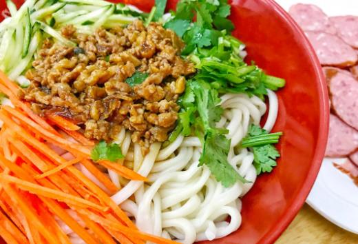 The method of making braised noodles with pork and mushroom