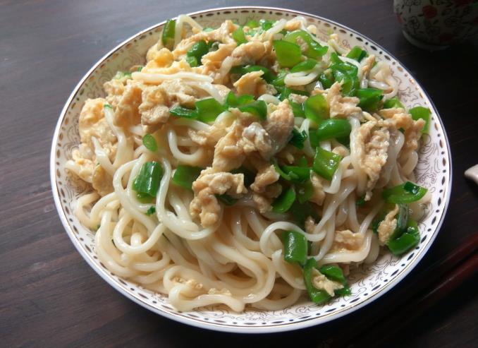 The method of making braised noodles with chili peppers