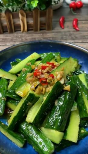 The method of splashing cucumber with oil