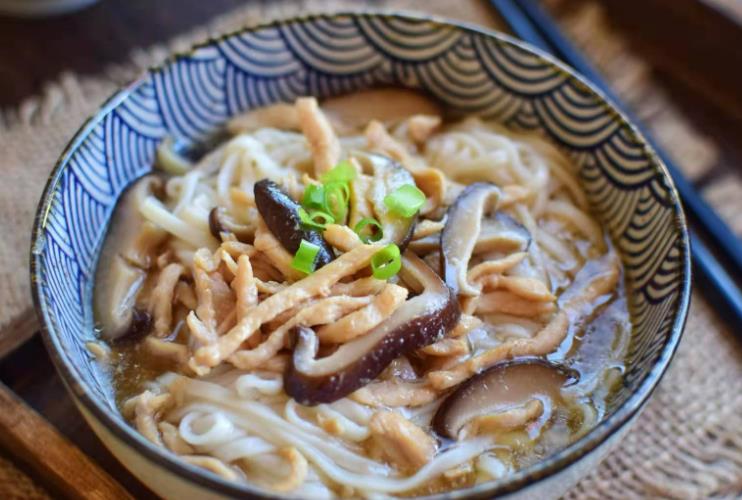 The method of making braised noodles with shredded chicken