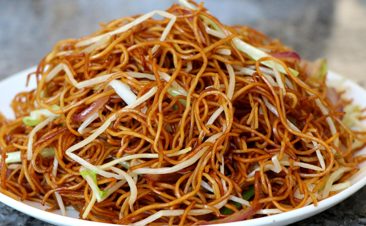 The method of Cantonese style home style stir fried noodles