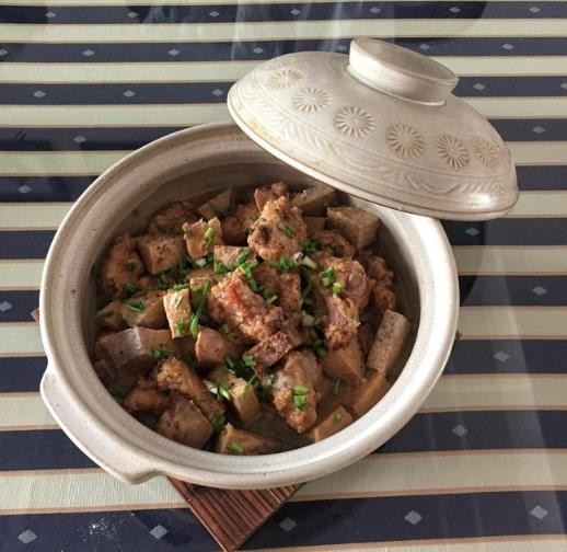 The recipe for Cantonese style taro braised bone pot