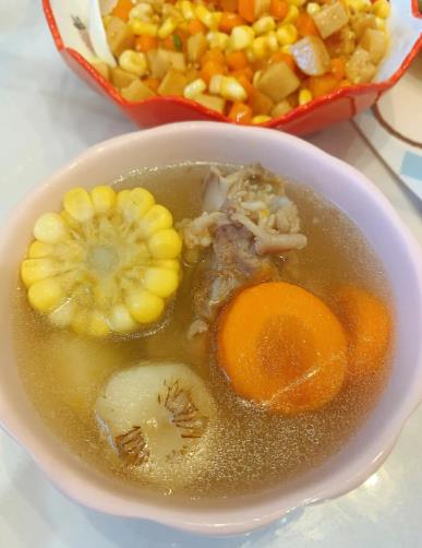 The recipe for Cantonese style soup with carrot, corn, and fan bone soup