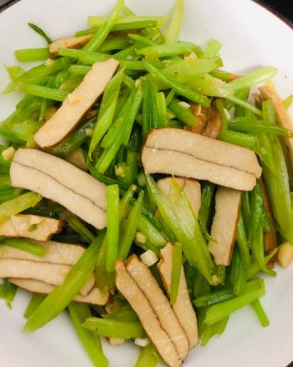 The recipe for stir frying dried celery in Hunan