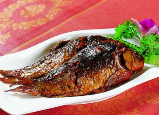 The recipe for crispy braised crucian carp