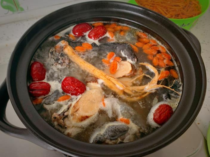 The recipe for stewing black chicken soup with cordyceps flowers and goji berries