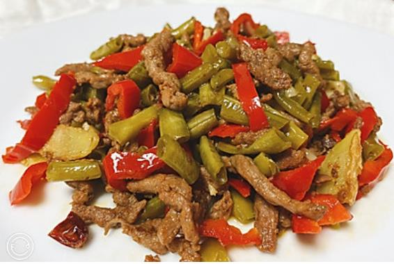 The method of stir frying beef with sour beans and ginger