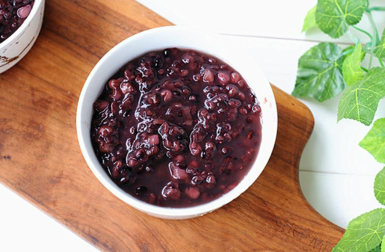 The practice of red bean and black rice porridge