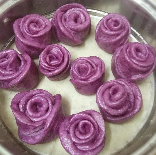 Preparation of Mantou with purple potato and rose