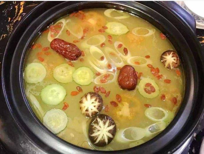 The method of making base ingredients for clear soup hot pot