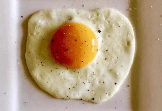 The method of frying eggs in a microwave oven