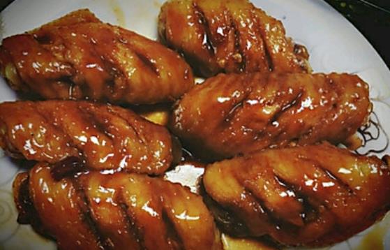 The recipe for cooking cola and chicken wings in an electric rice cooker