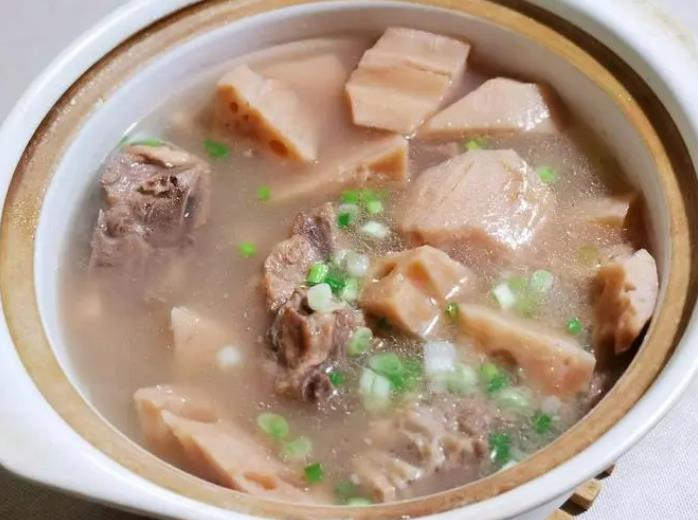 The recipe for lotus root and pork rib soup