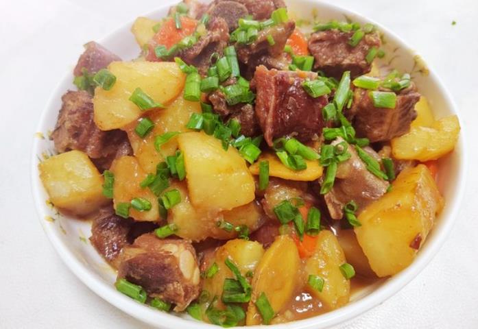 The recipe for stewing pork ribs with potatoes