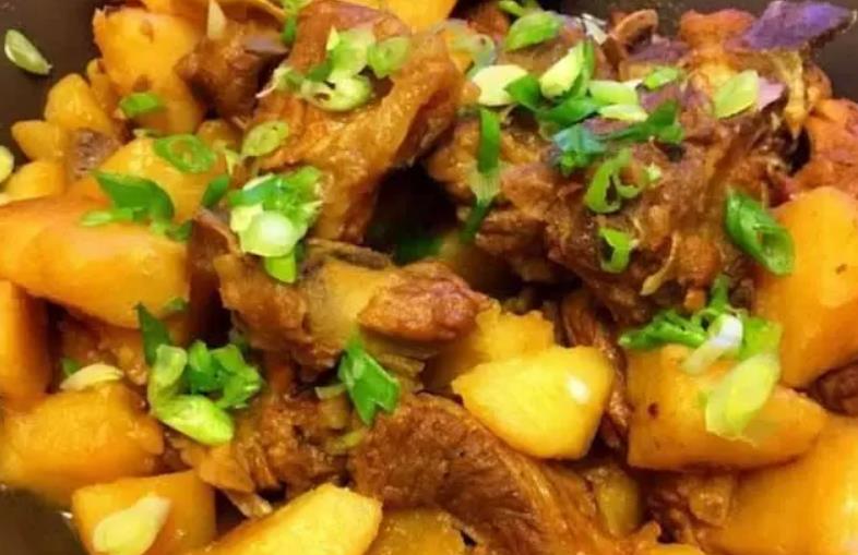 How to make potato stewed pork ribs delicious