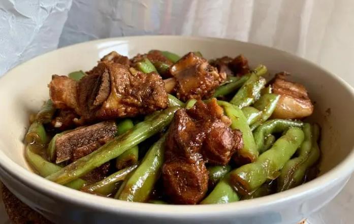 The recipe for stewing pork ribs with green beans