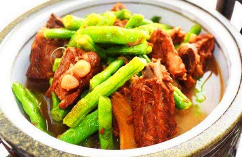 The Homemade Recipe of Stewed Pork Ribs and Beans