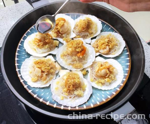 The method of steaming scallops with soy sauce and garlic paste