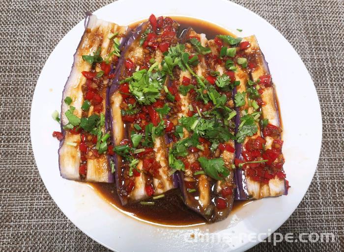 The method of steaming eggplant with garlic paste