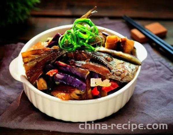 The method of braising salted fish with eggplant