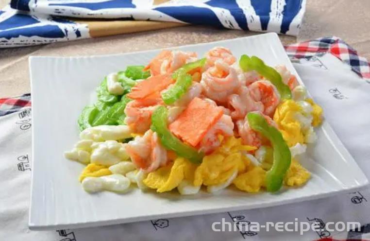 The method of stir frying shrimp with bitter gourd