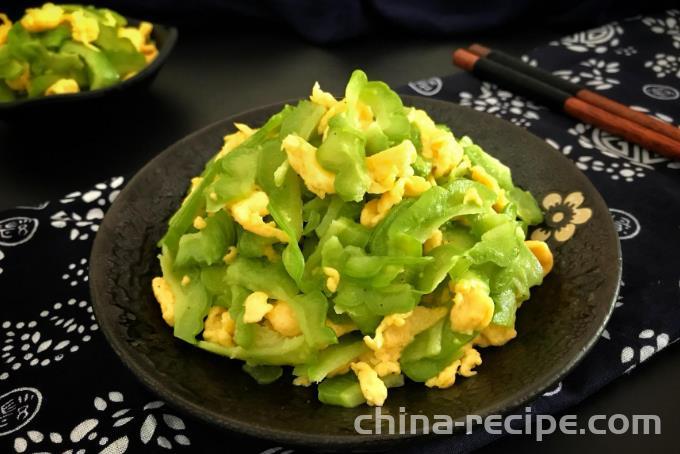 The method of stir frying bitter gourd with eggs