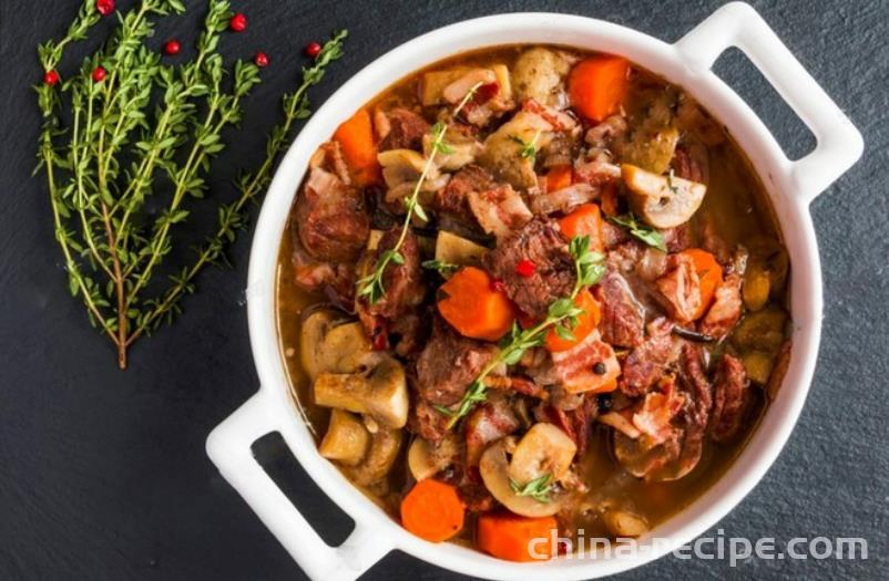 The recipe for stewing beef in red wine