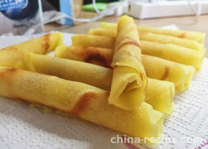 Preparation of crispy Chicken rolls in pan