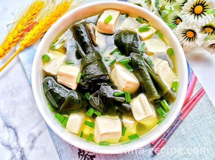 The recipe for kelp and tofu soup