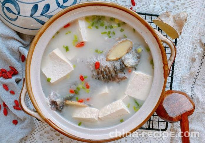 Preparation of Crucian Carp Head Tofu Soup