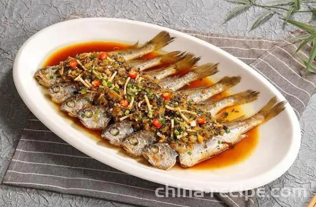 The recipe for small yellow croaker with pickled vegetables