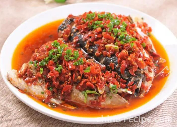 The method of chopping fish head with chili peppers