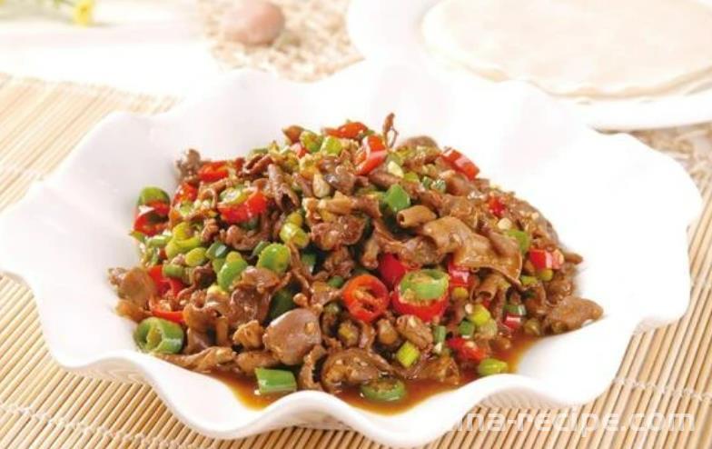 The method of stir frying chicken gizzards with sour beans