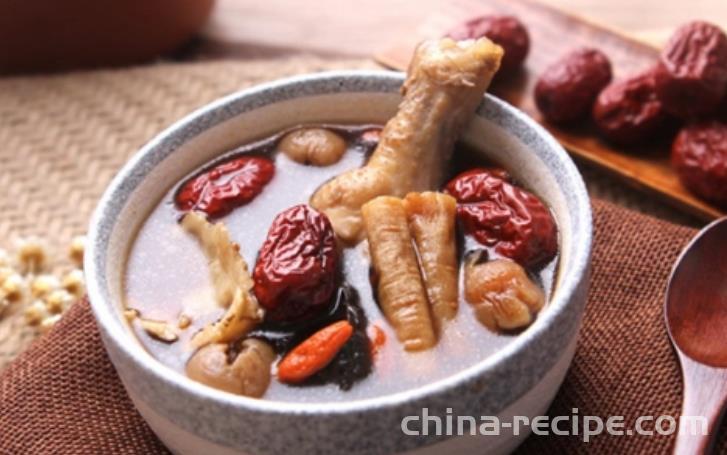 Preparation of Danggui, Hongzao, Dangshen Chicken Soup